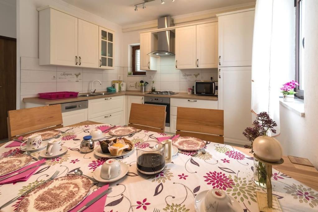 Visnja 1 - With Private Pool And Seaview Apartament *